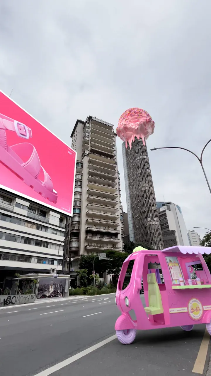 FOOH: sorvete rosa gigante derretendo sobre prédio, food truck da Barbie Grendene Kids na rua, outdoor de sandália rosa