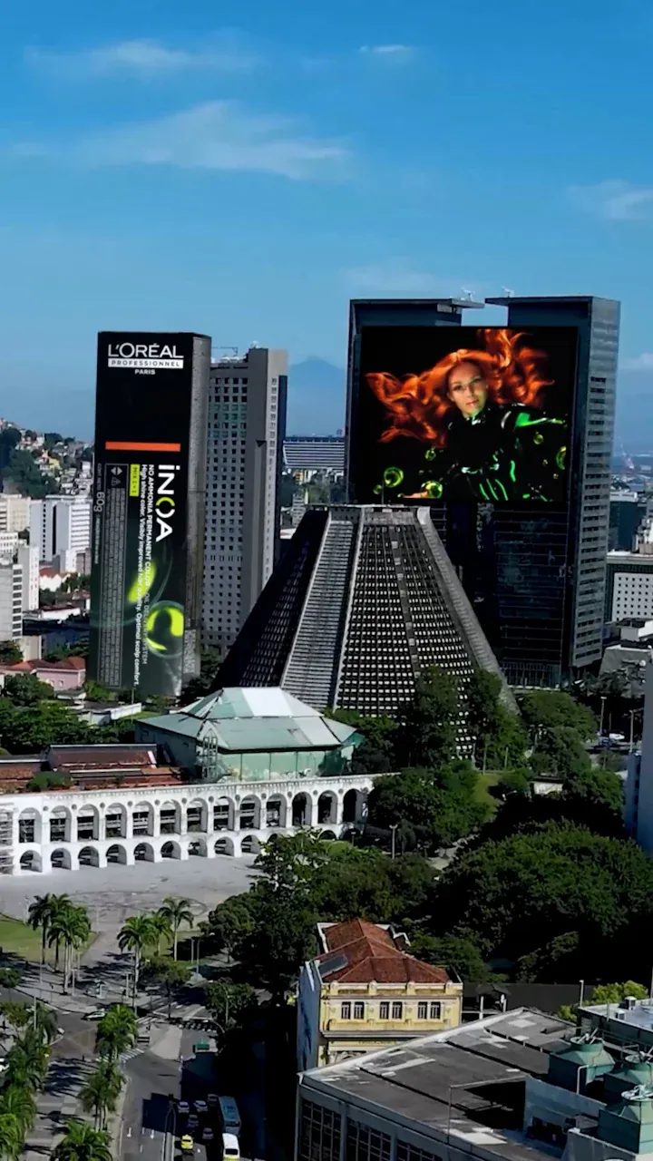 FOOH: outdoor gigante da L'Oréal Professionnel INOA e tela digital com mulher de cabelo em chamas, sobre os Arcos da Lapa no Rio