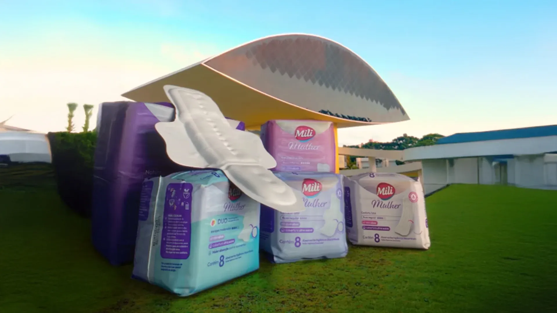 FOOH: absorvente gigante da Mili Mulher ao lado do Museu Oscar Niemeyer, com produtos da linha em primeiro plano