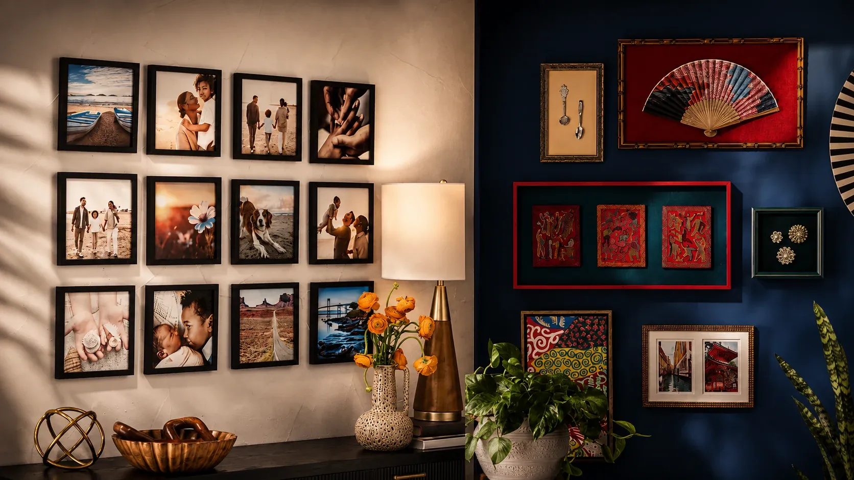 Parede de galeria com quadros de fotos em ambiente bege e quadros de arte em ambiente azul