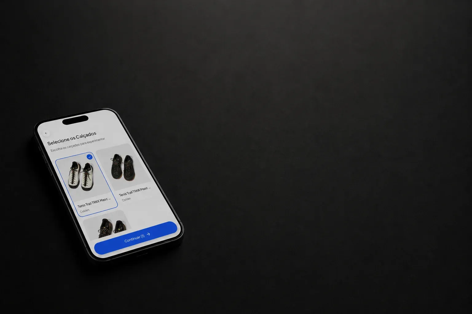 mK 3D Shop: celular sobre fundo preto exibindo tela 'Selecione os Calçados' com opções de tênis