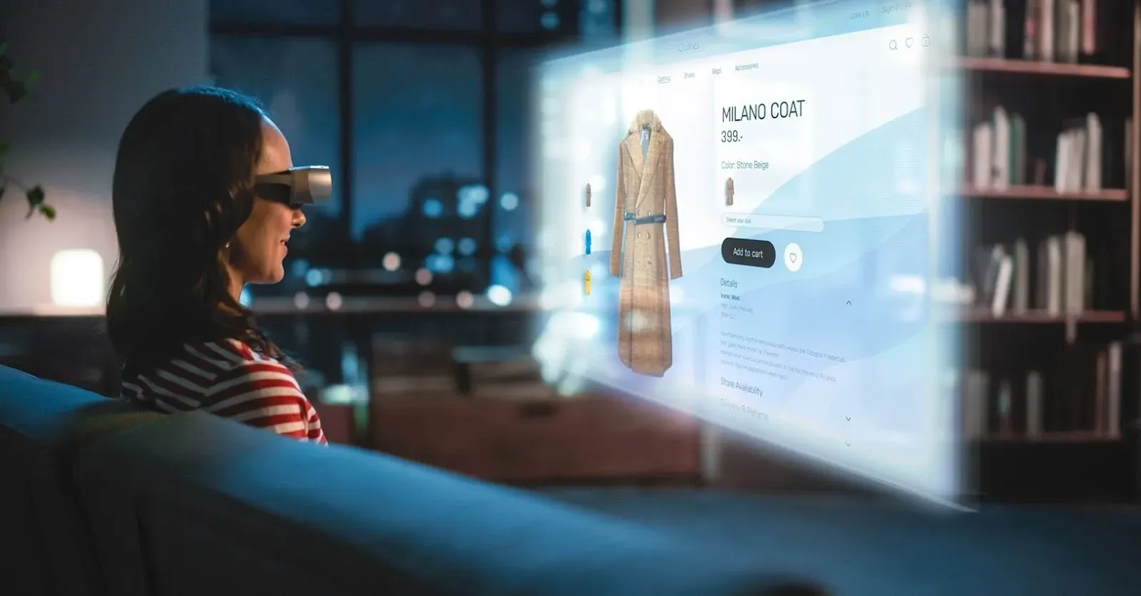 mK 3D Shop (visualizador 3D): mulher usando óculos de realidade aumentada vendo página de produto flutuante de um casaco (Milano Coat) na sala de estar
