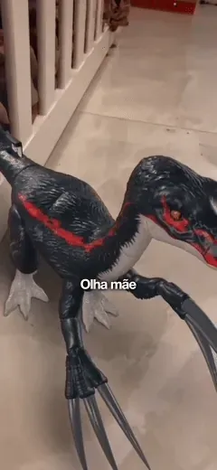 mK 3D Shop (visualizador 3D): dinossauro de brinquedo da Toymania visualizado via realidade aumentada no chão de casa, com legenda 'Olha mãe'