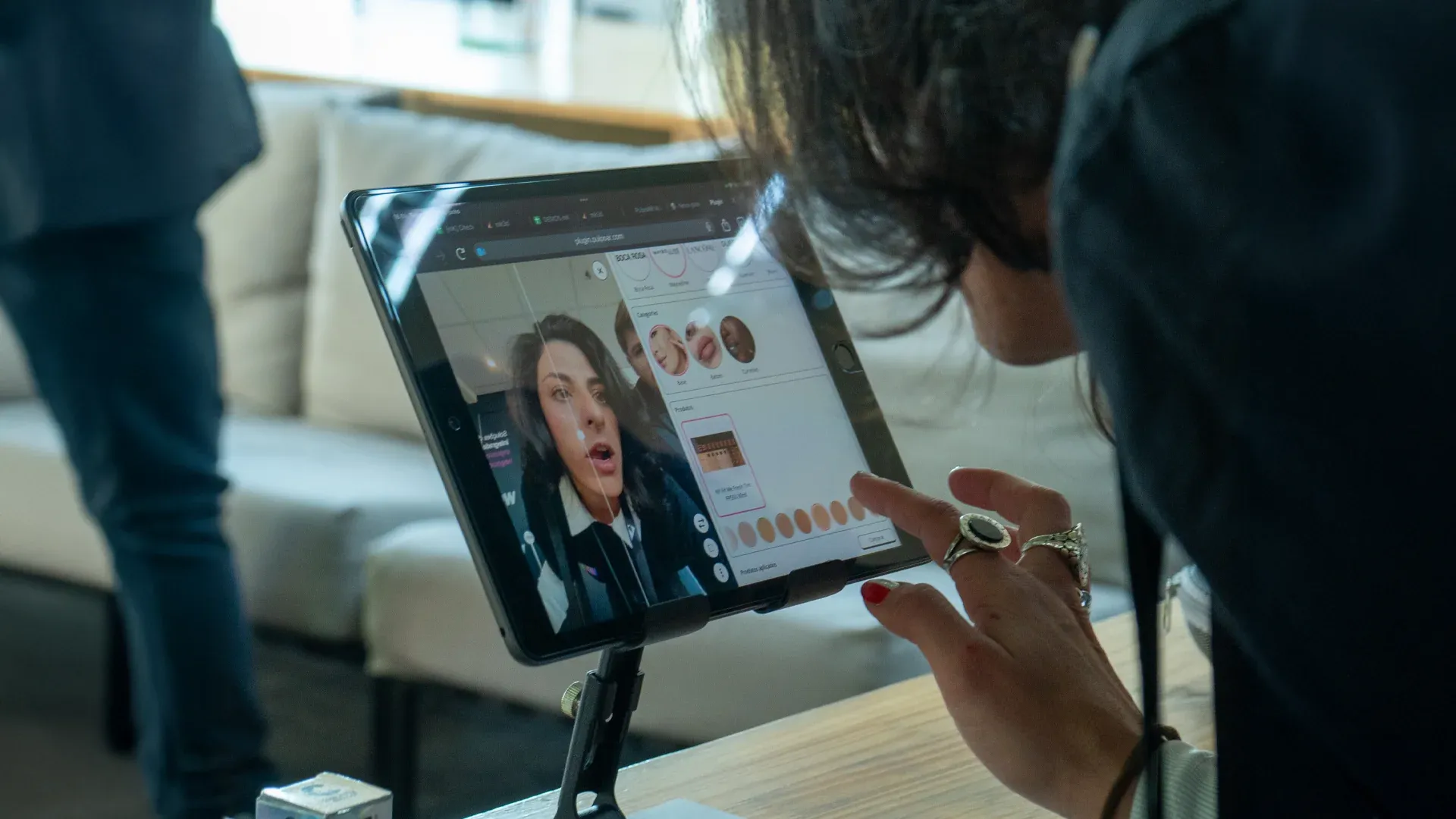 mK Beauty (provador virtual de beleza): demonstração em tablet do provador virtual de maquiagem com produtos Boca Rosa