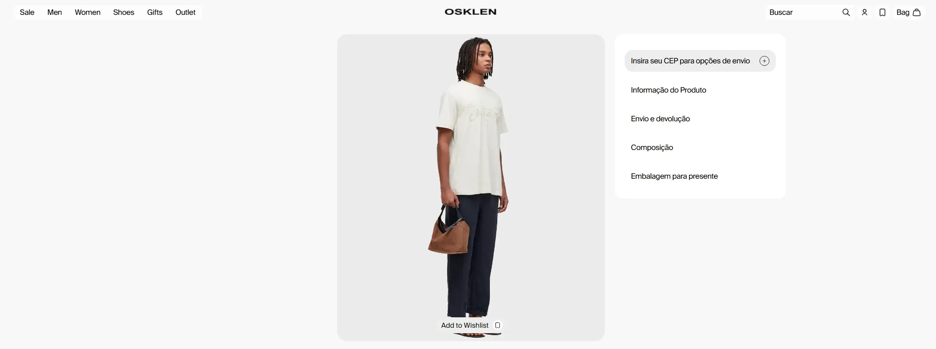 Página de produto da Osklen com modelo vestindo camiseta bege e calça preta