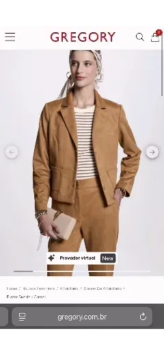 Provador virtual (mK Fashion): página de produto da Gregory com selo 'Provador virtual', modelo vestindo blazer e calça caramelo